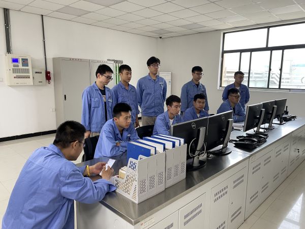 開(kāi)展班前會(huì)議，強(qiáng)調(diào)降本增效需要從身邊的小事做起。.jpg