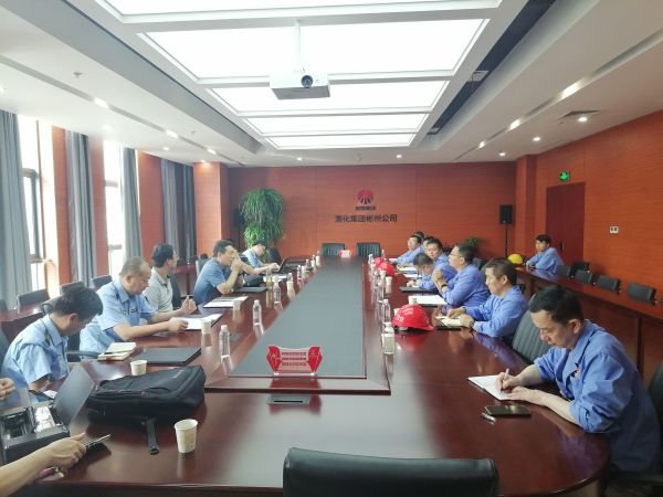 8月17日，省環(huán)保廳一行到公司開展環(huán)保檢查，彬州公司副總經(jīng)理、生產(chǎn)部部長(zhǎng)張安平，彬州公司安環(huán)部部長(zhǎng)秦敏建等相關(guān)單位主要負(fù)責(zé)人參加迎接，此圖為檢查組在三樓行政會(huì)議室檢查交流.jpg