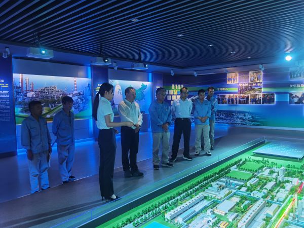 8月24日，國網(wǎng)渭南供電公司一行來公司調(diào)研座談，參觀展覽廳.jpg