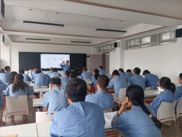 8月25日，吳朝暉在培訓(xùn)中心進(jìn)行計(jì)量專項(xiàng)培訓(xùn)(1)(1).png