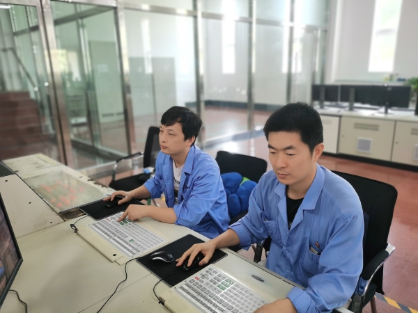8月28日，尿素車(chē)間化工二班中控崗位王猛虎、藺寶誠(chéng)認(rèn)真監(jiān)盤(pán).jpg