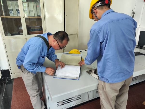 師帶徒，8月21日，老師傅王益在一期控制室為新員工胡含朗講解儀表設(shè)備圖紙.jpg