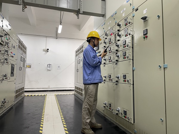 電儀分部員工用對講機(jī)與工藝人員溝通.jpg