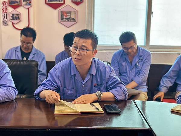 2023年9月4日-物料車間黨支部全體黨員在黨員活動(dòng)室進(jìn)行主題教育專題組織生活會(huì)會(huì)前集中學(xué)習(xí)-黨員、車間副主任秦昊研討發(fā)言.jpg