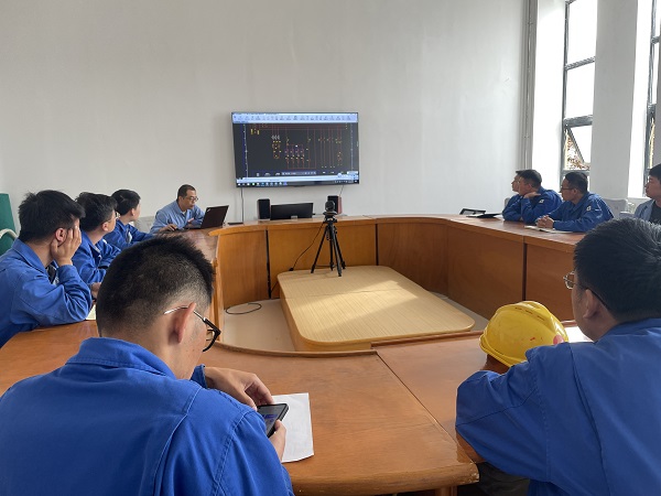 9月24日，電氣技術(shù)員于康健與參訓(xùn)人員進(jìn)行討論答疑。.jpg
