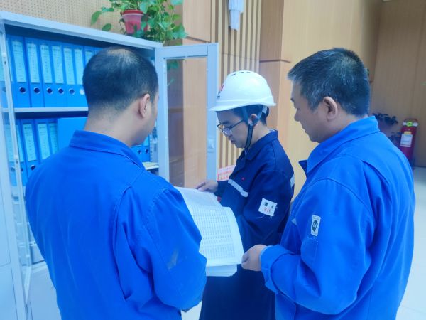 9月27日，交叉檢查組查看崗位人員安全操作規(guī)程.jpg