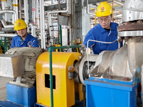 10月4日下午16：00，化工一班周帥王浩南檢查GA503B運(yùn)行情況.jpg