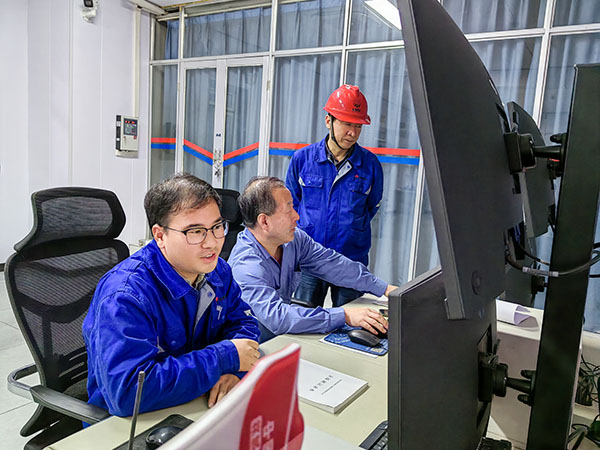 9日上午，動力車間主任姜軍虎和技術員陳健在三期中控室指導5號鍋爐停爐作業(yè).jpg
