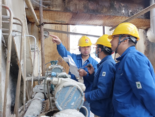 10月13日，一期空分現(xiàn)場，空分尿素工段人員在檢查更換儀表，核對儀表參數(shù).jpg