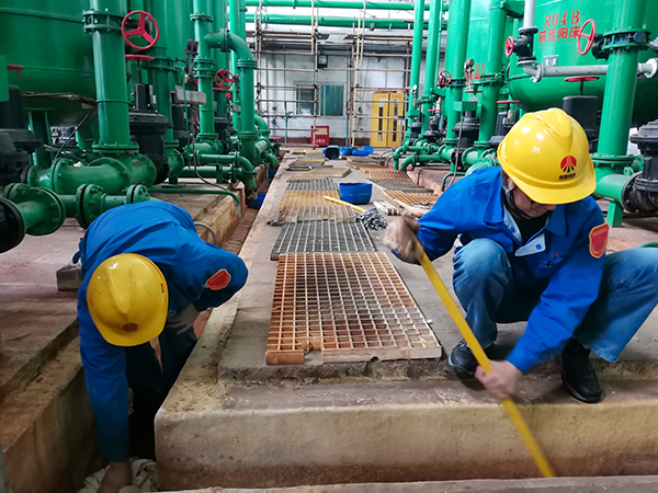 10月15日，脫鹽水站員工清理地溝積水以交出地溝防腐.jpg