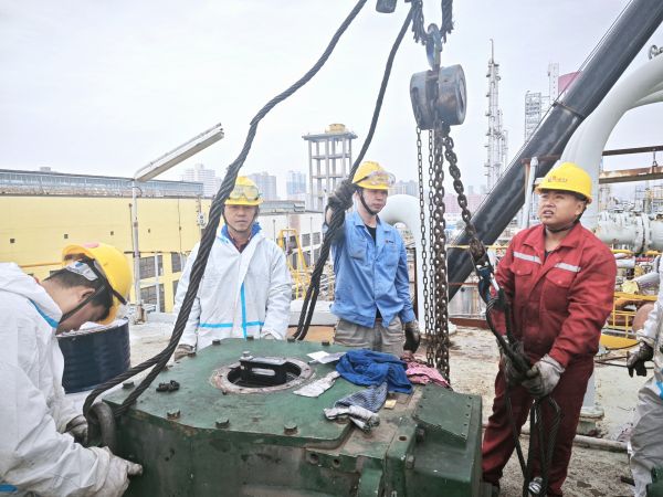 10月17日，檢修人員在煤漿槽上方吊裝減速機(jī).jpg