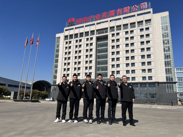 2023年10月14日，參加陜煤集團(tuán)第二十屆班組長綜合素質(zhì)提升班，渭化集團(tuán)公司班組長代表在神南學(xué)院辦公樓前合影留念.jpg