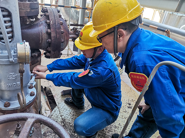 10月20日上午，徐濤和張跟潮在3號(hào)爐定排罐處檢查安全閥安裝質(zhì)量.jpg