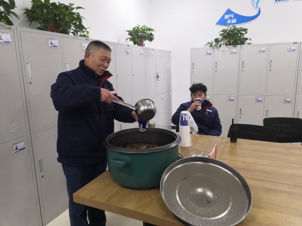 圖1 12月8日，剛忙完工作的職工杜仲毅喝著冰糖雪梨水。肖歡 攝.jpg