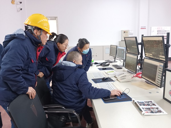 12月15日，計(jì)控電儀部主任工程師馬曉華，空分尿素工段段長郭凱等人在一期檢查處理空壓機(jī)導(dǎo)葉閥故障.jpg