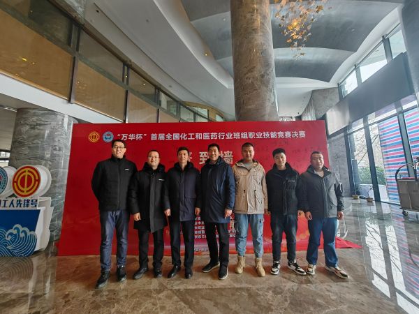 副總經(jīng)理趙強(qiáng)、工會副主席李景忠、合成車間主任王東亮與參賽隊員在決賽前夕合影留念2.jpg