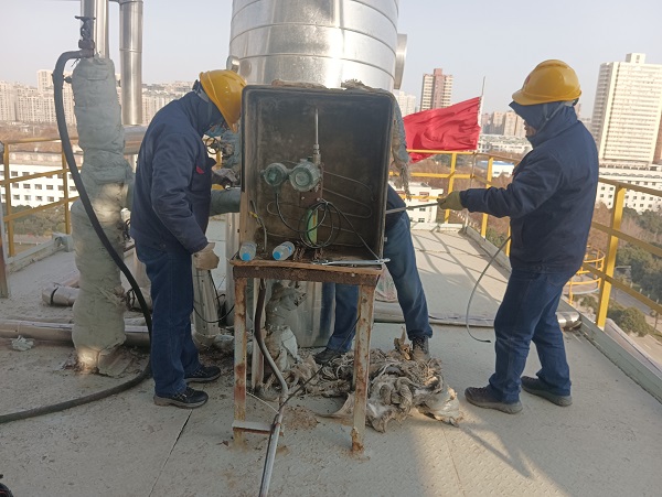 12月20日，計(jì)控電儀部空分尿素工段人員在尿素框架5樓給壓力204表增加電伴熱2.jpg