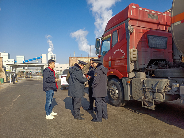 2024年一月彬州化工開(kāi)展化工產(chǎn)品運(yùn)輸車輛安全大檢查.jpg