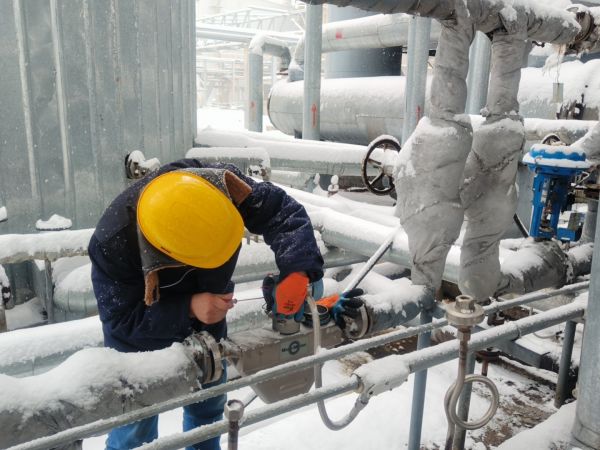 2月2日，計控電儀部王益在三期氣化現(xiàn)場維修變送器.jpg