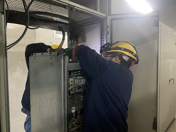 2月2日，檢修一班正在更換煤漿泵變頻器.jpg