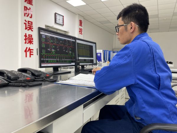 春節(jié)值班期間，運行員工第五江明在認(rèn)真監(jiān)視變電所內(nèi)設(shè)備運行數(shù)據(jù).jpg