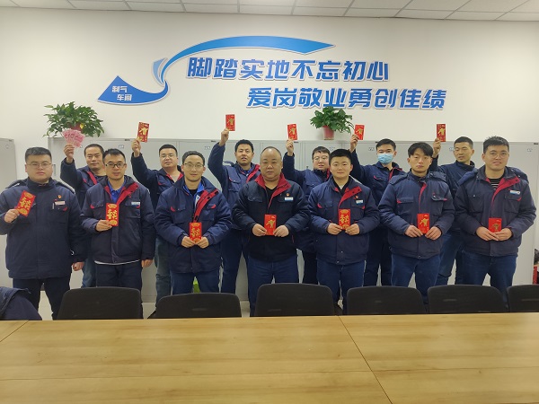 2月11日，大年初二車間管理人員為白班在崗人員，化工二班派發(fā)新春紅包照片.jpg