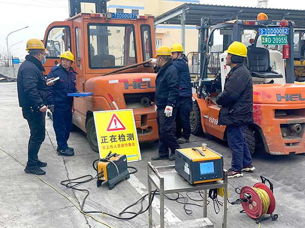 2月19日，運(yùn)銷分部，曹侃、伍思盈等人員，在北物流門現(xiàn)場(chǎng)檢測(cè)。運(yùn)銷分部 曹侃攝（2）.jpg