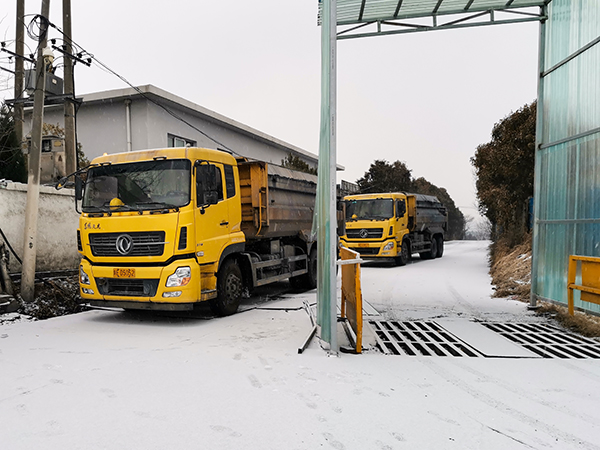 2月21日，運銷市場部，藺毅、趙冰等人員，在渣場現(xiàn)場清理積雪。運銷市場部 藺毅 攝 - 副本.jpg