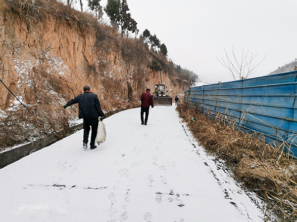 2月21日，運銷市場部，藺毅、趙冰等人員，在渣場現(xiàn)場清理積雪。運銷市場部 藺毅 攝1 - 副本.jpg