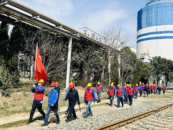 3月20日下午，物料車間黨支部開展了“清除雜草保安全 志愿服務(wù)顯擔(dān)當(dāng)”主題活動(dòng)，   600.jpg