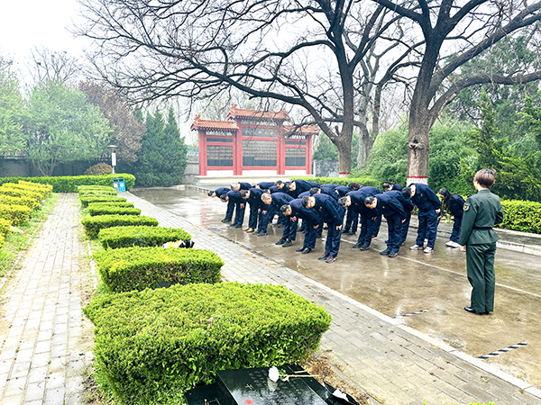 4月2日下午，渭化集團組織黨員代表、團員青年代表走進渭南市臨渭區(qū)王尚德烈士陵園，開展清明節(jié)祭掃活動。烈士紀念碑前默哀鞠躬.JPG