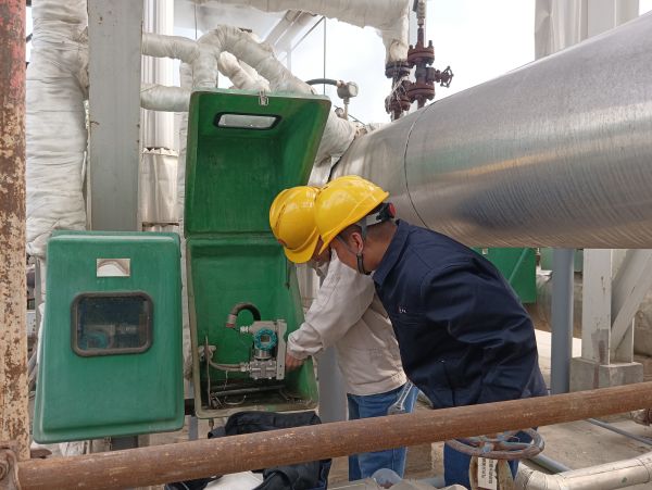 三期檢修差壓發(fā)電現(xiàn)場，計(jì)控電儀部空分尿素工段人員在現(xiàn)場檢修儀表設(shè)備并探討學(xué)習(xí).jpg