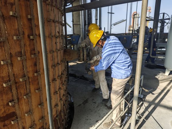 4月15日，三期大檢修現(xiàn)場，計控電儀部段長左克利和老師傅吳培榮一起進(jìn)行六號爐高溫?zé)犭娕疾饳z工作.jpg