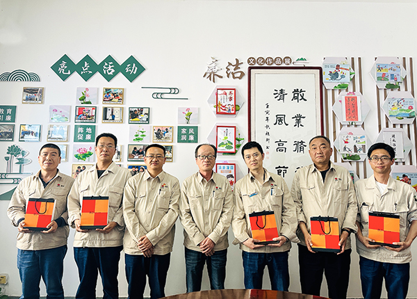 4月18日下午，物料車間黨支部組織運(yùn)行崗位職工開展“書廉韻 倡廉潔”仿宋字書廉比賽。--晉級(jí)選手發(fā)放獎(jiǎng)品.JPG