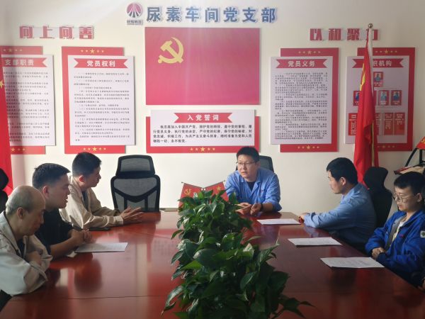 4月28日，車間工藝主任王慶振對班組考試試卷進行點評.jpg