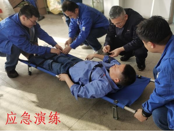 4月26日，尿素車間對擔(dān)架操作進行培訓(xùn).jpg