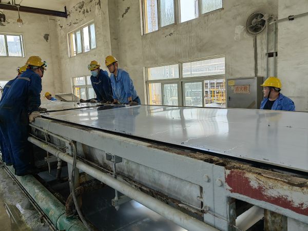 28日，合成車(chē)間、修造部人員共同搶修造粒機(jī).jpg