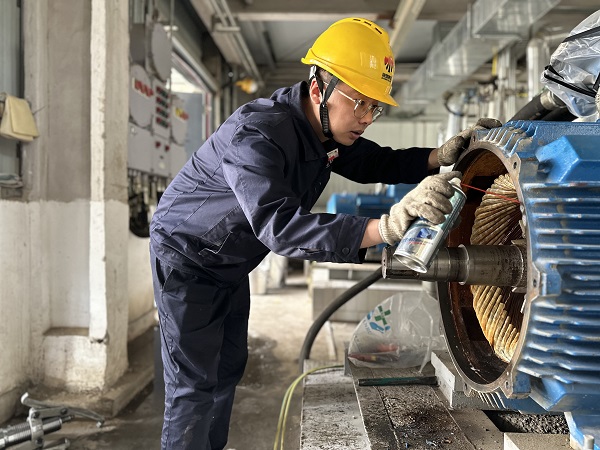 5月7日，檢修人員趙佳偉處理電機內(nèi)銹跡.jpg