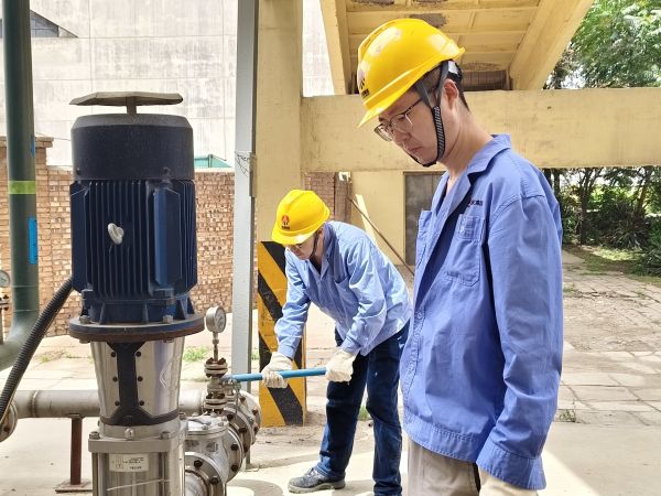 5月11日，尿素車間設(shè)備技術(shù)員馬強檢查冷卻水泵運行情況 (1).jpg