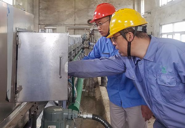 5月23日，各部門協(xié)作搶修造粒機.jpg