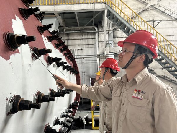 圖2 5月30日下午，制氣車間黨支部攜手聯(lián)合黨支部開展聯(lián)學(xué)聯(lián)建融生產(chǎn)  裝置舊貌換新顏主題黨日活動，制氣車間702磨煤機(jī)刷漆亮化活動現(xiàn)場紀(jì)實。.jpg