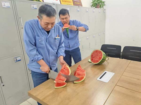 圖3 6月25日，班長雷仲民正在切西瓜。 肖歡 攝.jpg