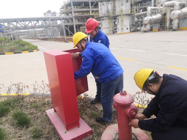 圖2 7月10日，檢查人員檢查人員重點(diǎn)檢查消防器材。設(shè)施.jpg