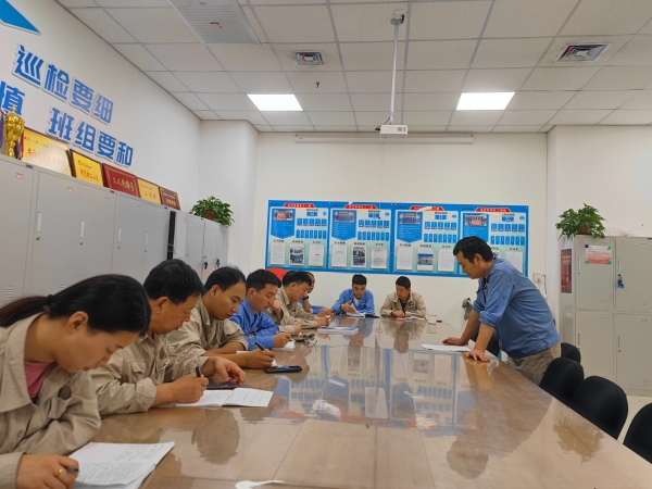 7月13日，水汽車間運行一班進行“五懂五會五能”培訓(xùn)學(xué)習(xí)活動.jpg