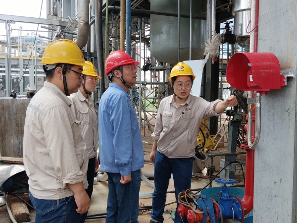 7月17日，計控電儀部副部長劉勇組織電氣儀表相關人員在醋酸甲酯中試項目現(xiàn)場進行素質(zhì)提升工作實踐交流（2）.jpg