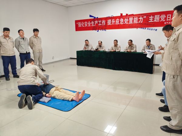 圖2 7月26日，張力演示心肺復蘇全過程。.jpg