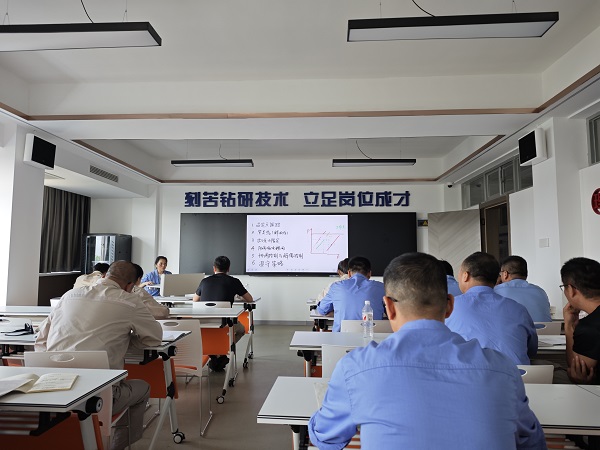 近日，計(jì)控電儀部主任工程師馬曉華為部門人員進(jìn)行了“離心式壓縮機(jī)的防喘振控制” 培訓(xùn)1.jpg