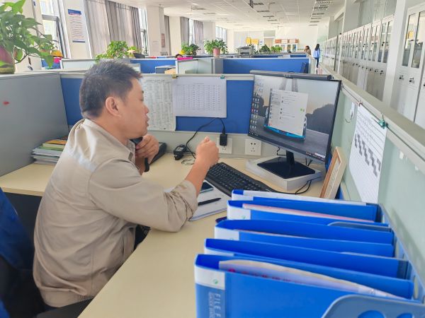 圖1 8月27日，安全員陳科武給現(xiàn)場監(jiān)護人員打電話強調(diào)安全有關事項。.jpg
