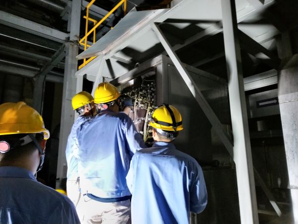 8月，計控電儀部員工在高溫天氣中消除設(shè)備隱患.jpg