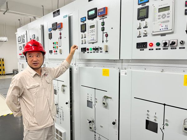 王文波查看配電室溫濕度，確保消防安全.jpg